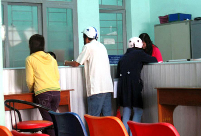 Người dân đến làm việc tại Văn phòng đăng ký đất đai TP Pleiku.