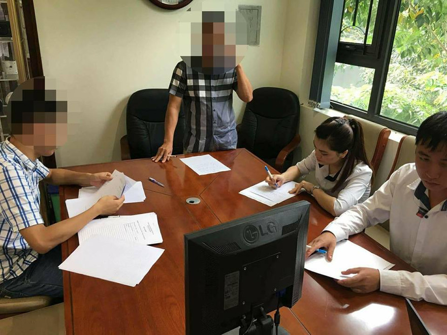 Các điều tra viên làm việc với các nhân chứng để điều tra, xử lý vụ việc. Ảnh: Duy Chiến