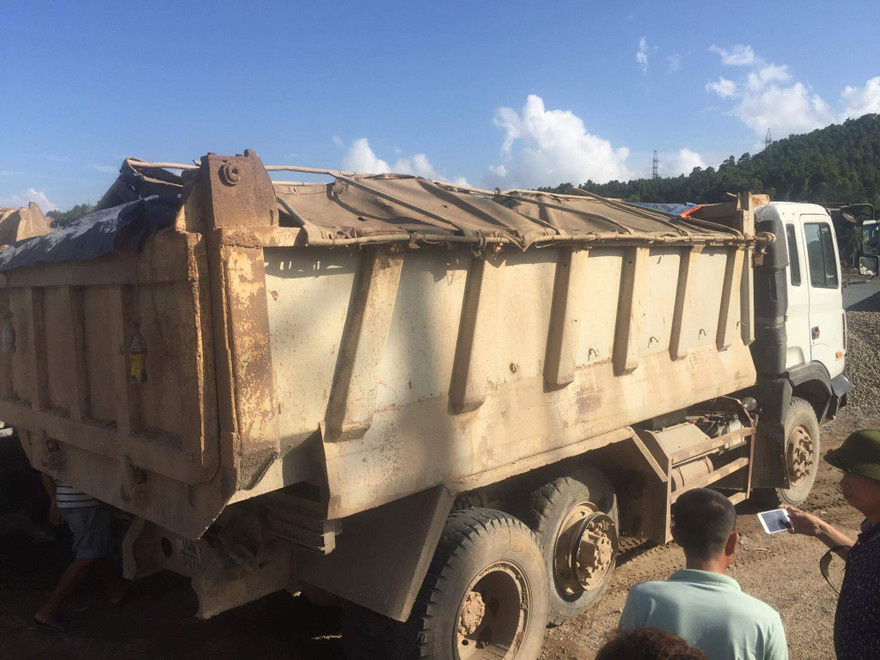 Chiếc xe tải chở đất bị nổ văng mất lốp.