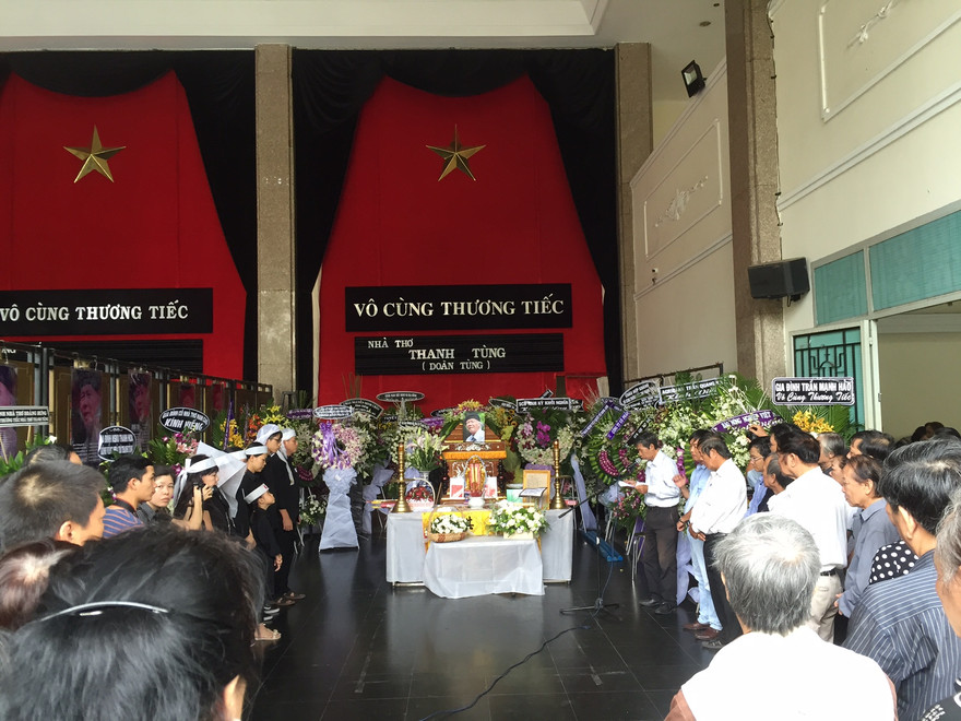 Bạn bè, người thân thắp nhang trước khi làm lễ động quan đưa nhà thơ Thanh Tùng về nơi an nghỉ cuối cùng. Ảnh: Hoàng Nhân