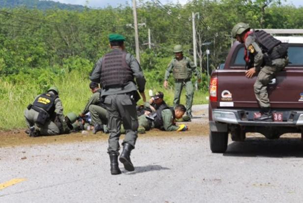 Các binh sĩ bị thương nằm bên vệ đường sau khi quả bom thứ ba phát nổ. Ảnh: Bangkok Post