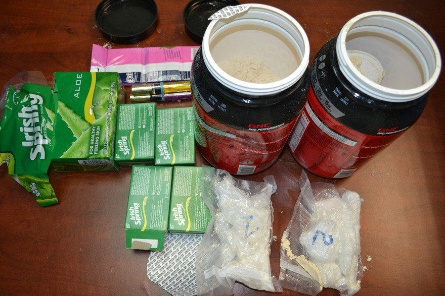 Ma túy đá được giấu tinh vi trong lô hàng quà biếu.