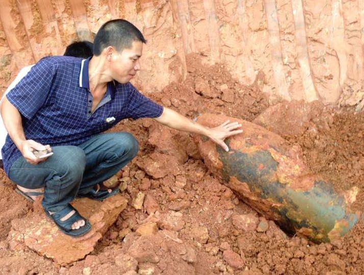 Quả bom phát hiện ở nhà dân thôn Phố Vị. Ảnh: TL