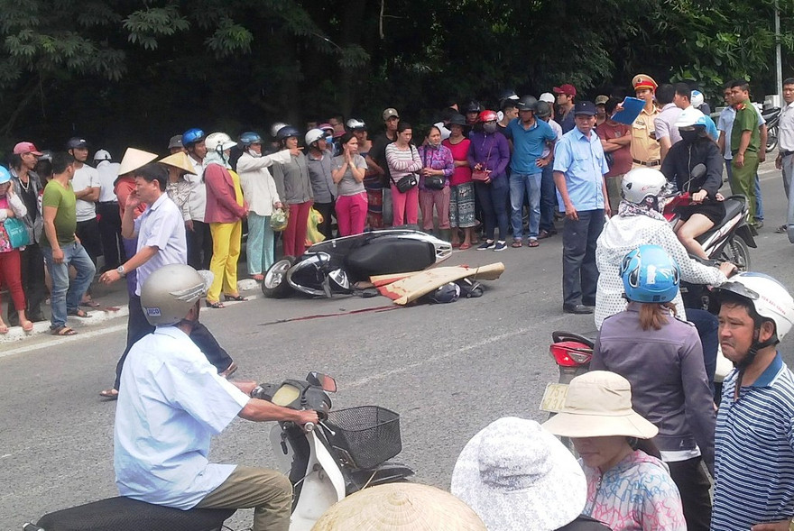 Nữ nhân viên siêu thị bị xe ben tông chết sau khi va quệt với xe xích lô.