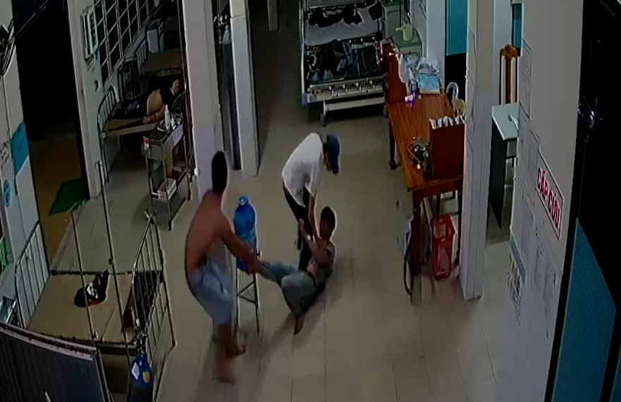 Nhóm thanh niên đánh lái xe cấp cứu và phá đồ đạc tại TTYT huyện Phú Ninh. Ảnh trích từ camera TTYT