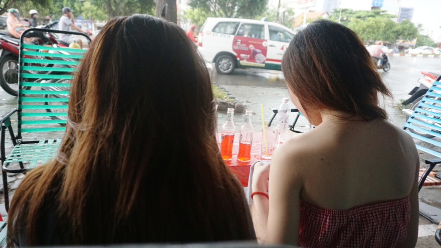 Hai cô gái bị đưa vào trung tâm bảo trợ xã hội khi ngồi trong quán cà phê.