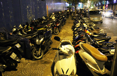 Bãi giữ xe đường Thi Sách chiếm trọn vỉa hè. Ảnh: Duy Trần.