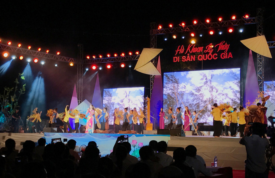 Lễ hội đón bằng công nhận hò khoan Lệ Thủy là Di sản văn hóa phi vật thể Quốc gia diễn ra vào tối 31-8.