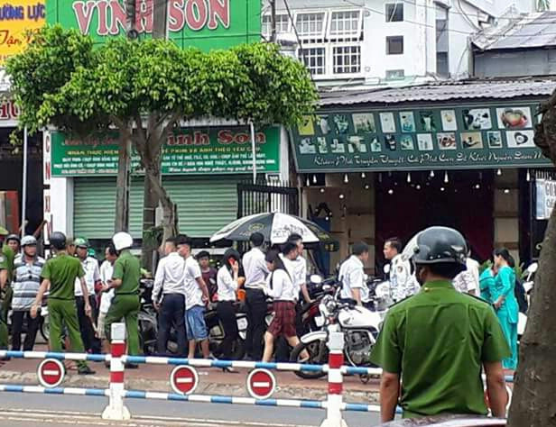 Khá đông người hiếu kỳ kéo tới hiện trường vụ cướp.