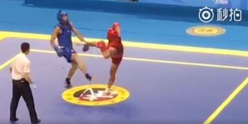 Xu Jiaheng (giáp đỏ) tung cú đá đẹp mắt.