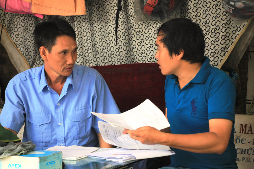 Ông Lê Đức Thiện (trái) đã kiên trì kêu cứu suốt 4 năm qua vì cho rằng mình bị oan. Ảnh Việt Văn