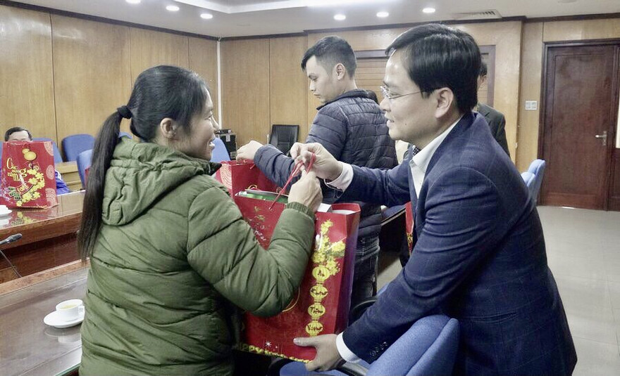 Bí thư thứ nhất Trung ương Đoàn tặng quà Tết cho người lao động đặc biệt khó khăn