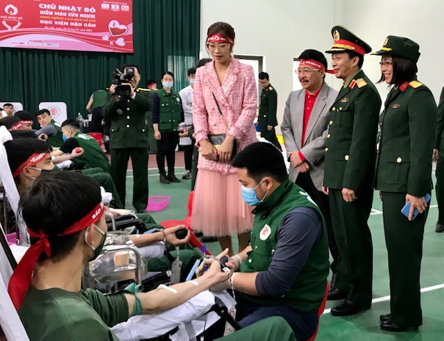 Đại diện lãnh đạo Học viện, Bệnh viện 108, báo Tiền Phong... thăm, động viên cán bộ, chiến sỹ hiến máu