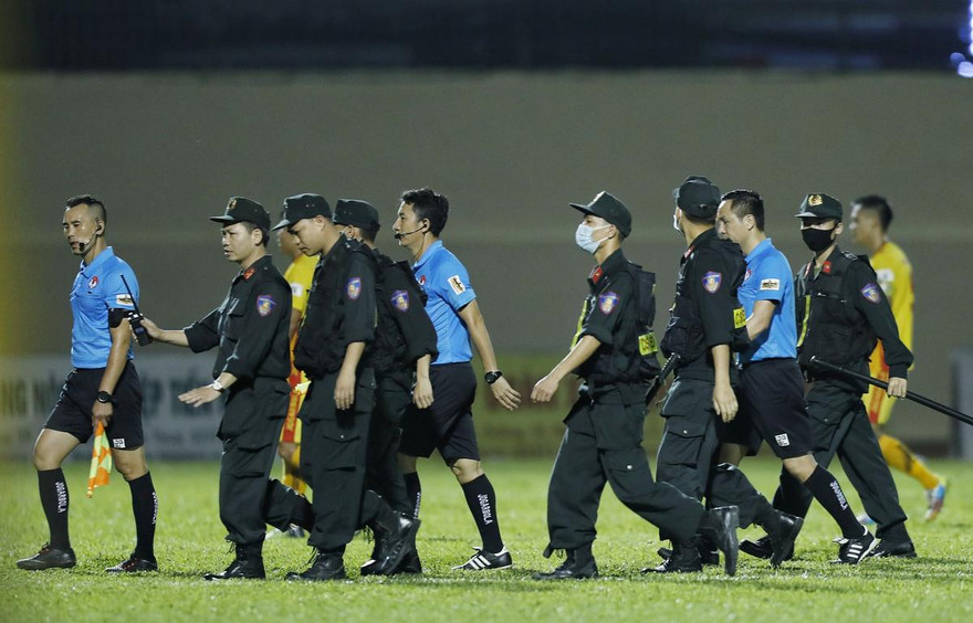 Lực lượng cảnh sát cơ động địa phương phải áp tải tổ trọng tài rời sân
