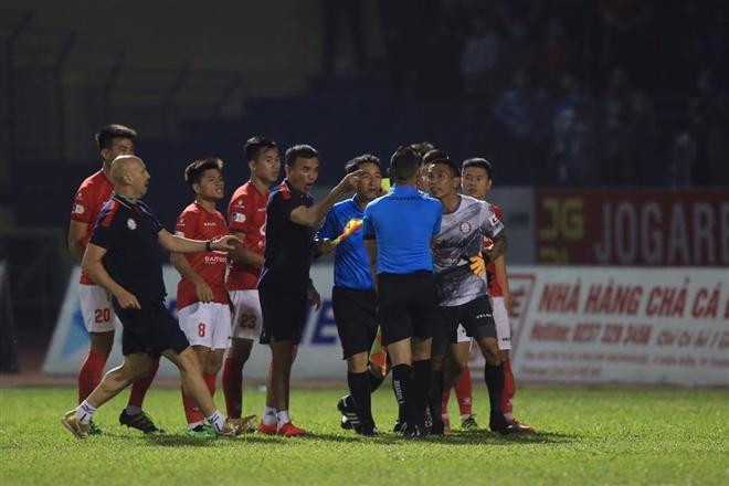 Trọng tài mời luật sư để 'kiện' thủ môn đội TP.HCM