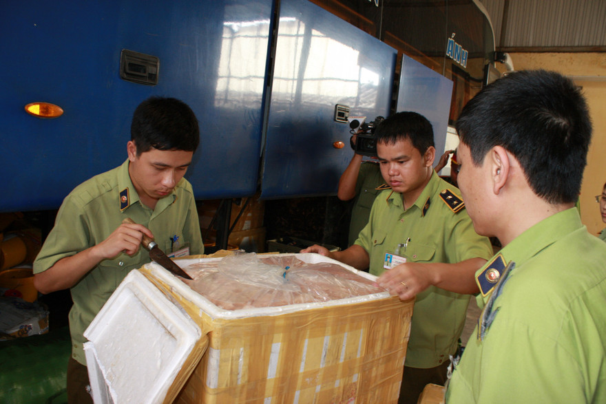 Lực lượng chức năng bắt giữ số nội tạng thối. Ảnh: NT