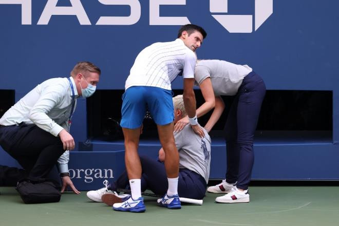 Đánh bóng vào trọng tài, Djokovic bị loại khỏi US Open 2020
