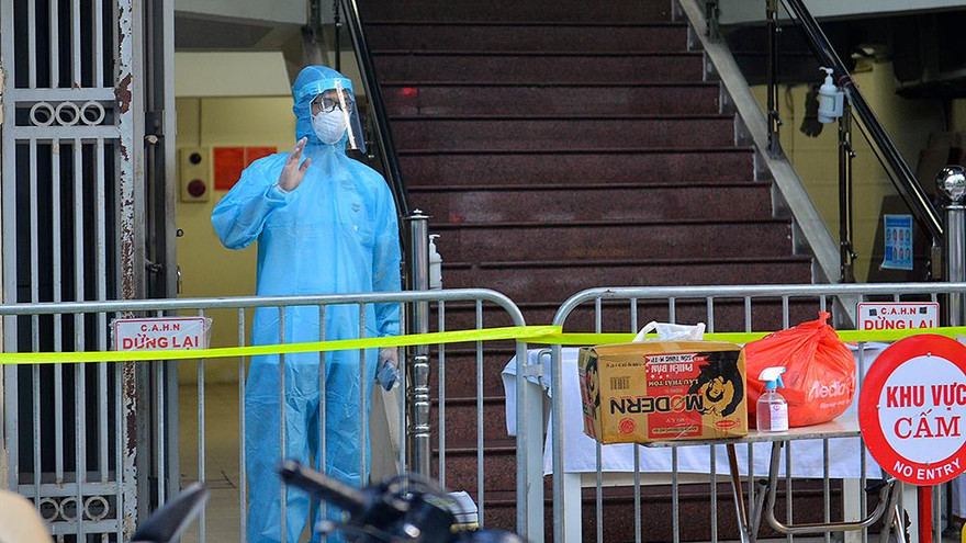 Hình ảnh phong tỏa tạm thời một ngân hàng tại Hà Nội vì liên quan ca mắc COVID-19 