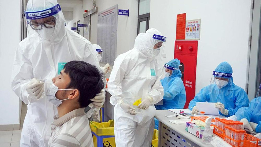 Cận cảnh CDC Hà Nội lấy mẫu xét nghiệm COVID - 19 người dân về từ TP.HCM