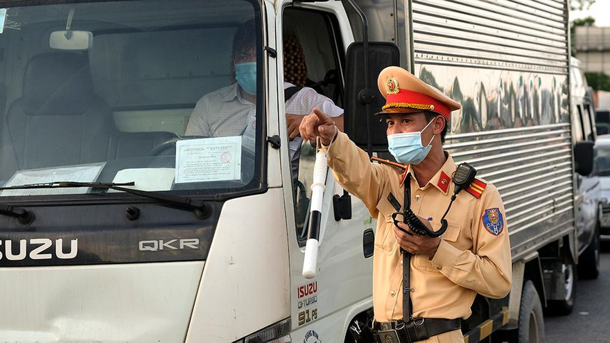 Vừa nới kiểm soát với xe chở hàng có thẻ nhận diện luồng xanh đã có nhiều tài xế vi phạm về phòng chống dịch, chở người trái quy định. Ảnh minh hoạ.