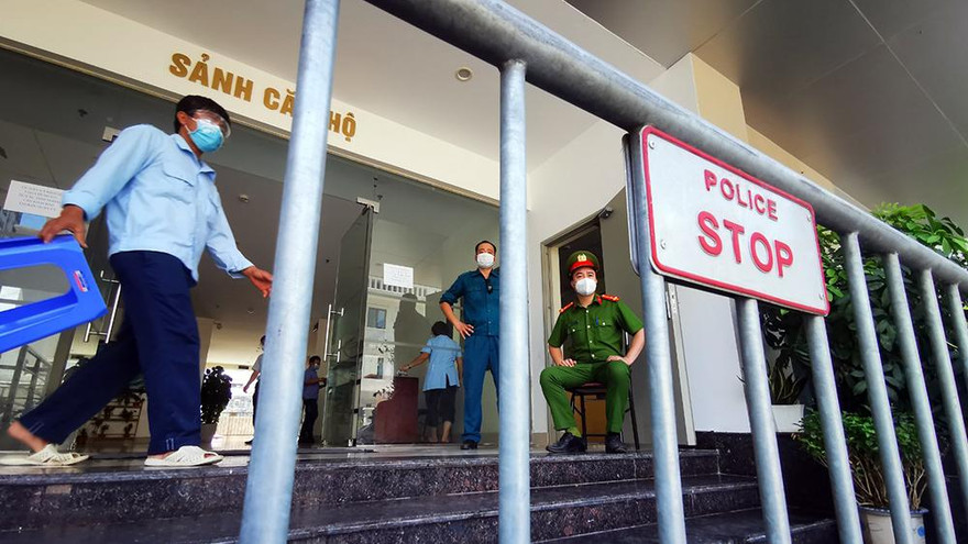 Cận cảnh phong toả toà chung cư ở Hà Nội nơi có 2 ca dương tính SARS-CoV-2