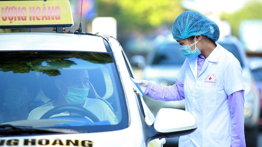 Test nhanh người có thân nhiệt cao bất thường tại điểm chốt trực COVID-19 Hà Nội