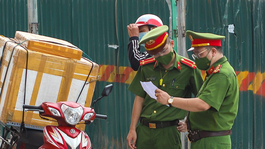 Nhiều shipper chở hàng không thiết yếu bị phạt tại Hà Nội