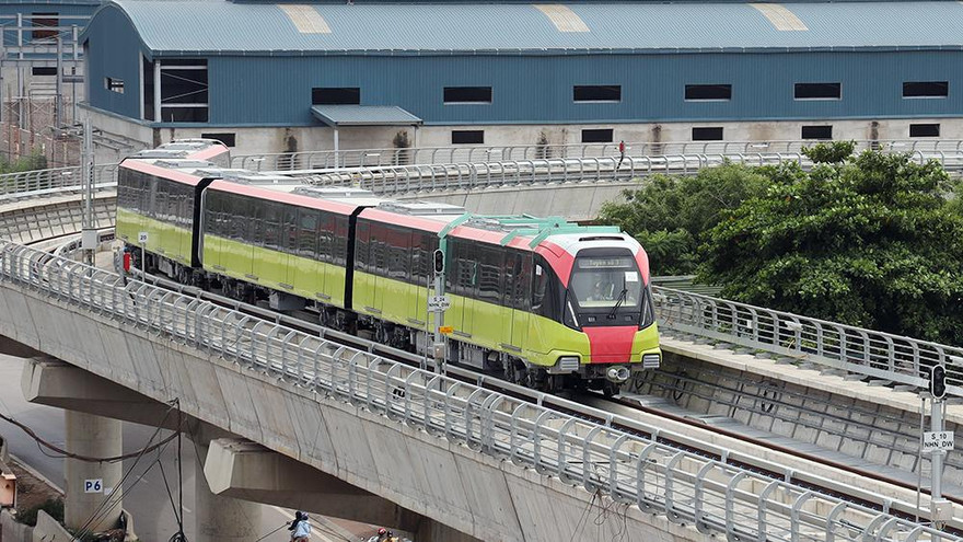 Chiêm ngưỡng tàu đường sắt Nhổn - ga Hà Nội lăn bánh qua nhiều tuyến phố