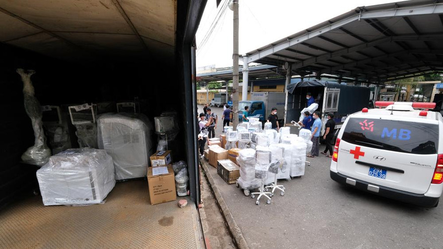 Hàng trăm thiết bị y tế lên tàu hỏa vào TPHCM để lắp đặt cho bệnh viện dã chiến