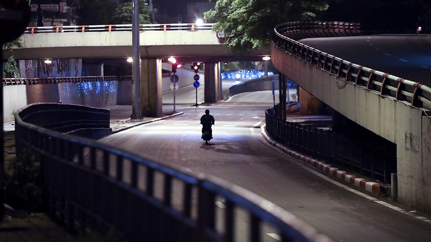 Phố đêm Hà Nội vắng tanh trước giờ cách ly toàn xã hội theo Chỉ thị 16