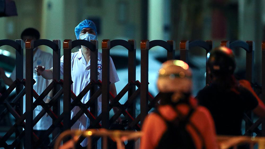 Xuyên đêm dựng lều dã chiến phong tỏa Bệnh viện Phổi Hà Nội