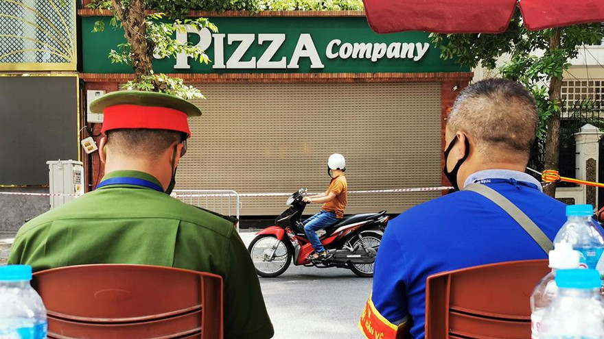 Nhân viên quán Pizza dương tính SARS-CoV-2, một đoạn phố ở Hà Nội bị phong toả