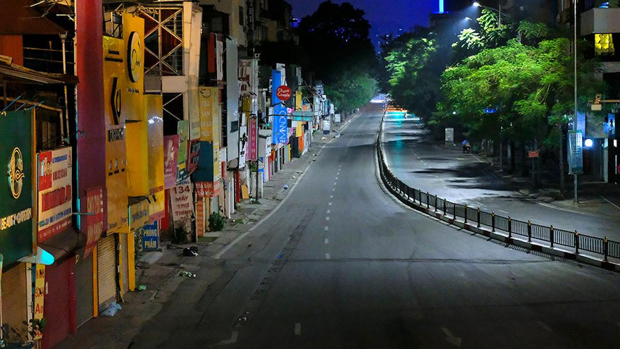 Phố đêm Hà Nội đẹp như tranh tĩnh vật khi cách ly xã hội