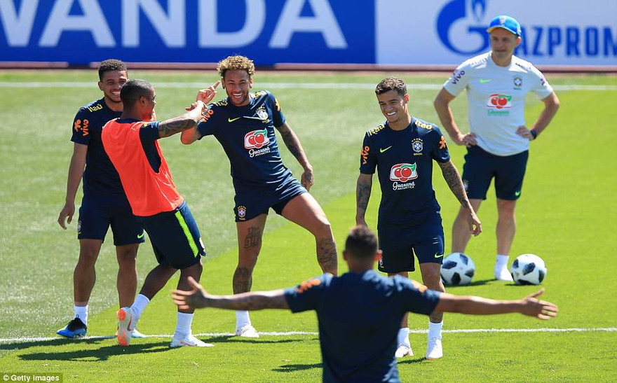 Các cầu thủ Brazil trong buổi tập đầu tiên ở Nga