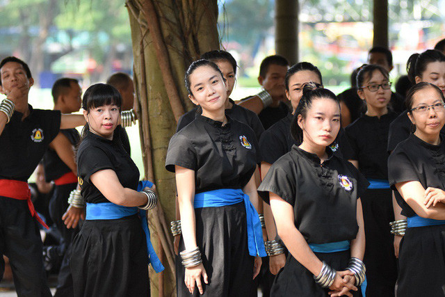 Khi chưa biểu diễn, các nữ võ sinh khá duyên dáng