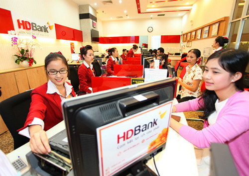 Giao dịch tại chi nhánh HDBank. Ảnh: PV.