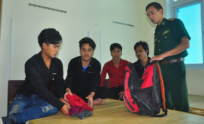 Các thanh niên được giải cứu sắp xếp tư trang chuẩn bị về với gia đình.