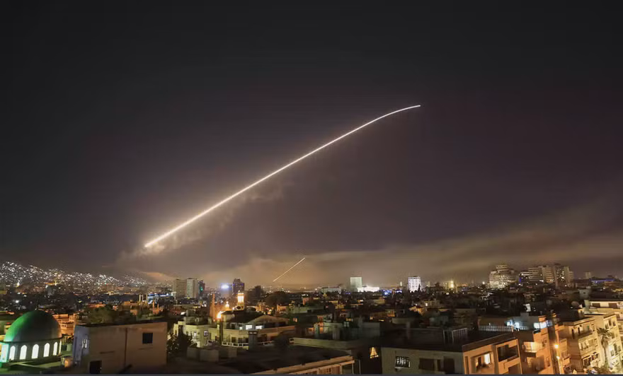 Bầu trời Damascus (Syria) vào thời điểm bị Mỹ - Anh - Pháp không kích. Ảnh: AP