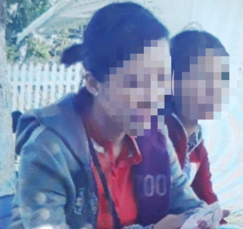 Mặc dù người dân từ chối nghe nhưng nhóm phụ nữ vẫn cố tuyên truyền về về "Hội".