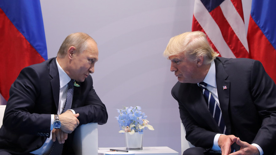 Tổng thống Nga Vladimir Putin (trái) và Tổng thống Mỹ Donald Trump (phải). Ảnh: Reuters