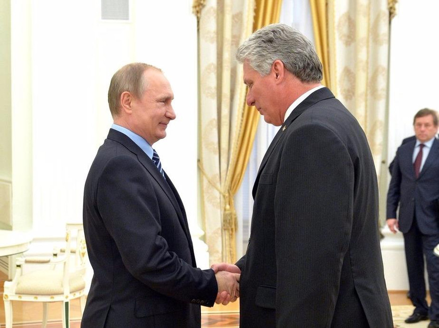 Tổng thống Nga Vladimir Putin bắt tay ông Miguel Diaz-Canel Bermudes trong bức ảnh chụp năm 2016. Ảnh: Điện Kremlin
