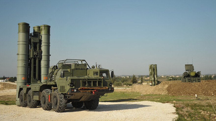 Hệ thống S-400 của Nga tại căn cứ Khmeimim. Ảnh: Sputnik