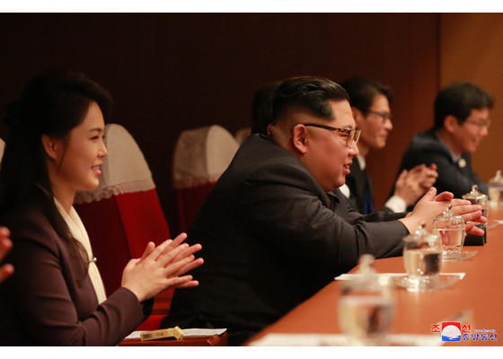 Chủ tịch Kim Jong-un và phu nhân thích thú theo dõi màn trình diễn của các nghệ sĩ Hàn Quốc. Ảnh: Rodong Sinmun