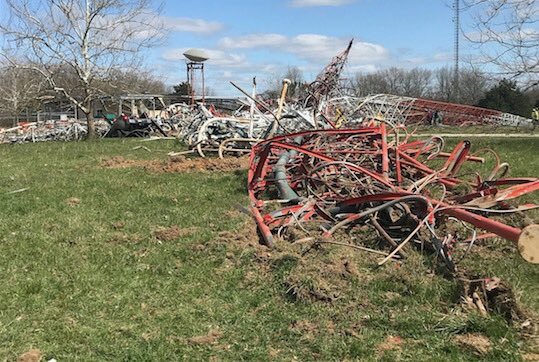 Hiện trường vụ sập tháp truyền hình. Ảnh: Twitter