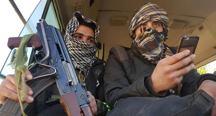 Phiến quân rời khỏi Douma hôm 1/4. Ảnh: Reuters