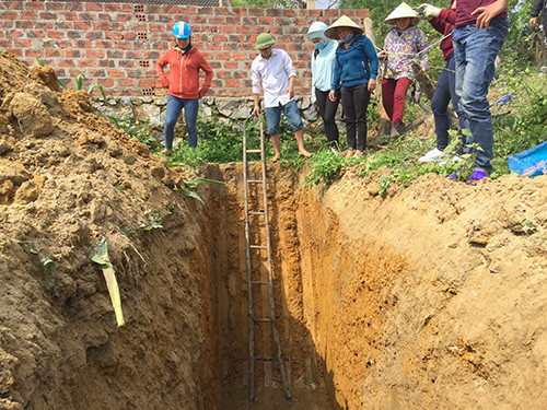 Nhà chức trách đào hố sâu 6 m tìm nguyên nhân dầu rò rỉ. Ảnh: Đức Hùng