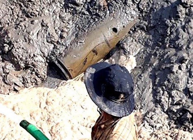 Phát hiện quả bom dài hơn 1m trên sà lan cát