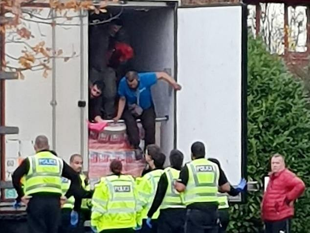 Người đàn ông nghi nhập cư bị phát hiện trên xe tải. Ảnh: Tina