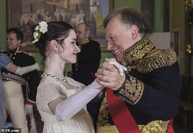 Ông Oleg Sokolov (phải) và Anastasia Yeschenko (trái).