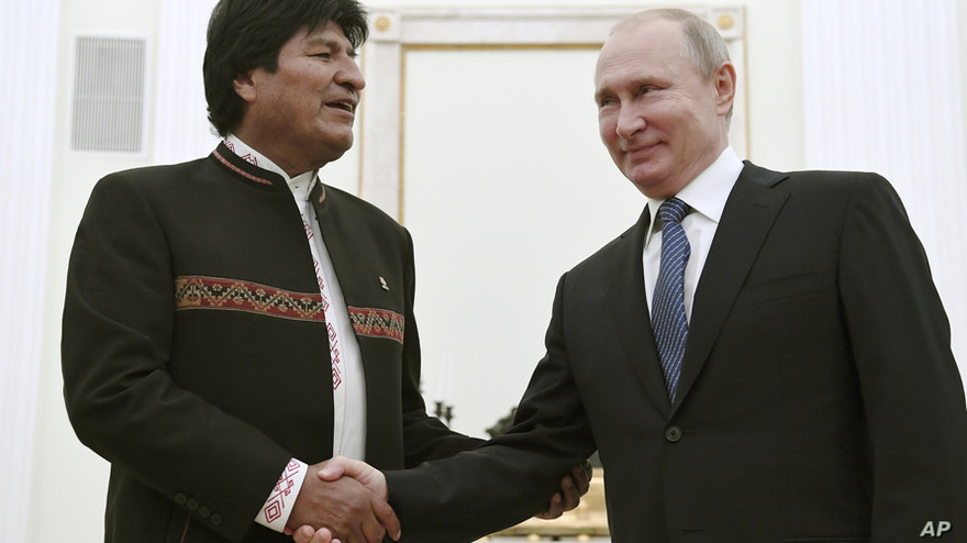 Tổng thống Nga Putin bắt tay ông Evo Morales. Ảnh: VOA